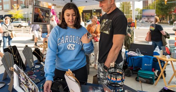 教堂山市中心 Festifall 艺术市集